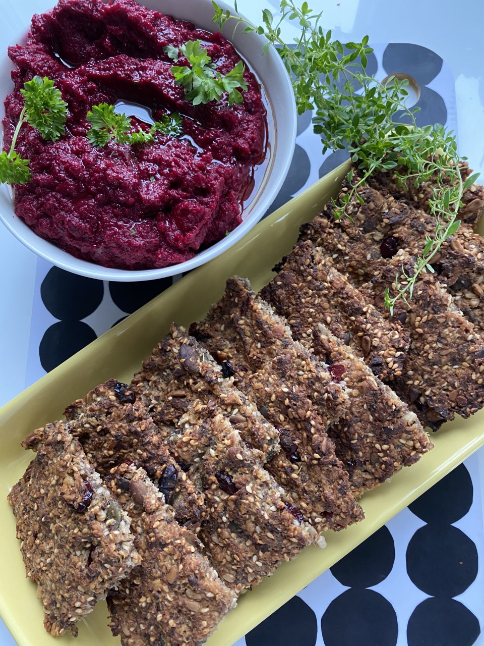 Siemennäkkäri & Punajuurihummus